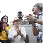 Develan busto de 'Cheo' Feliciano en la Plaza de los Salseros